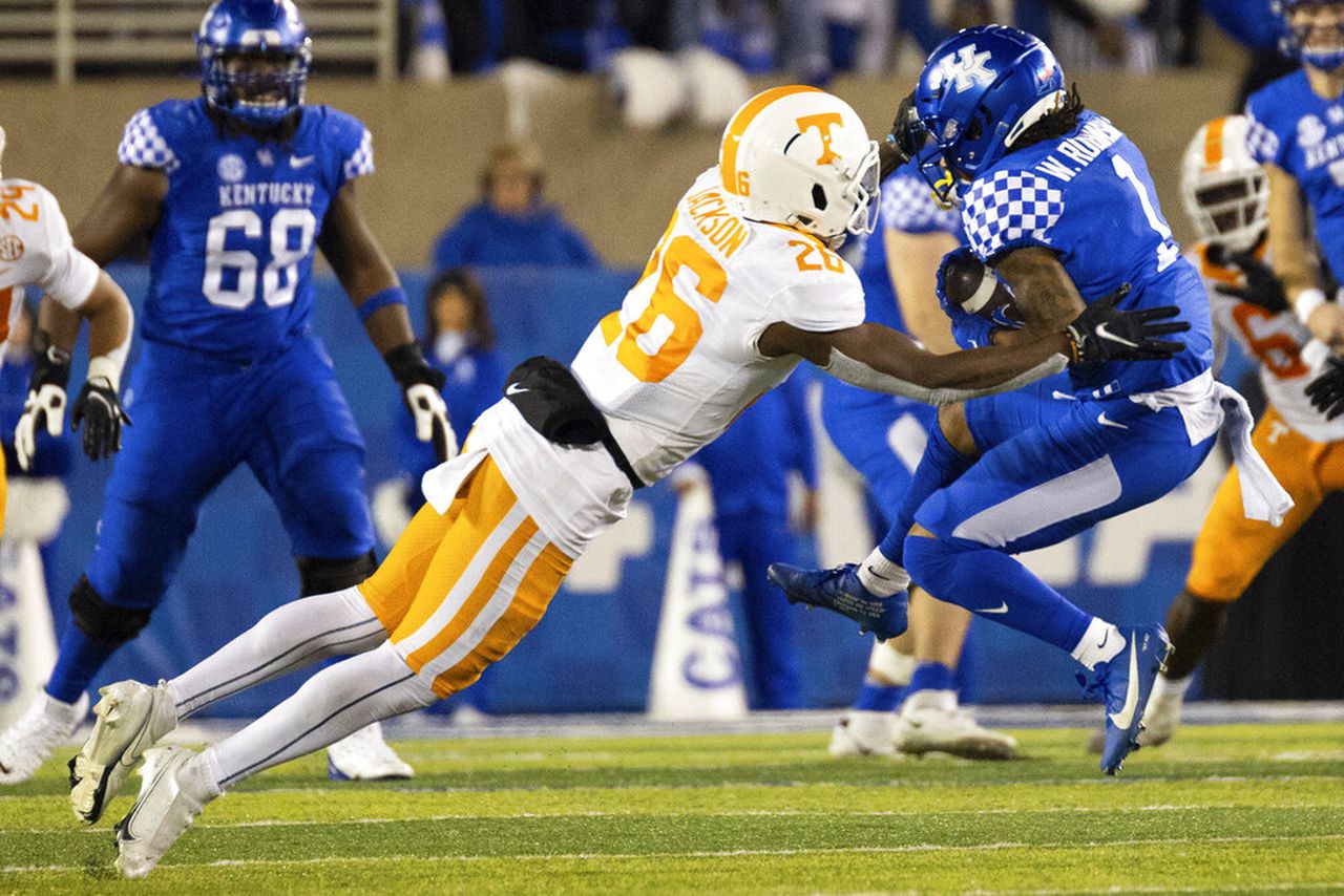Kentucky wide receiver Wan’Dale Robinson makes a reception