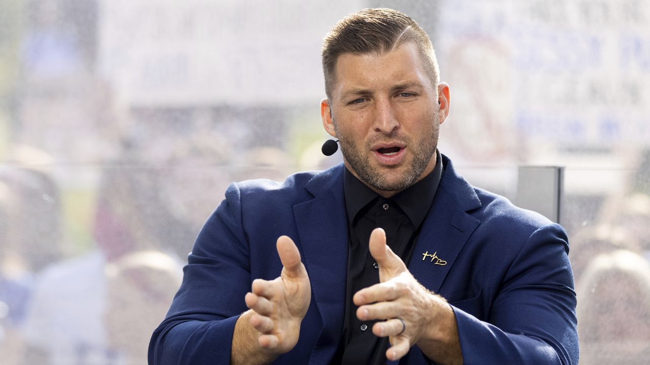 Tim Tebow visits Auburn football team, pokes fun at himself for never beating the Tigers