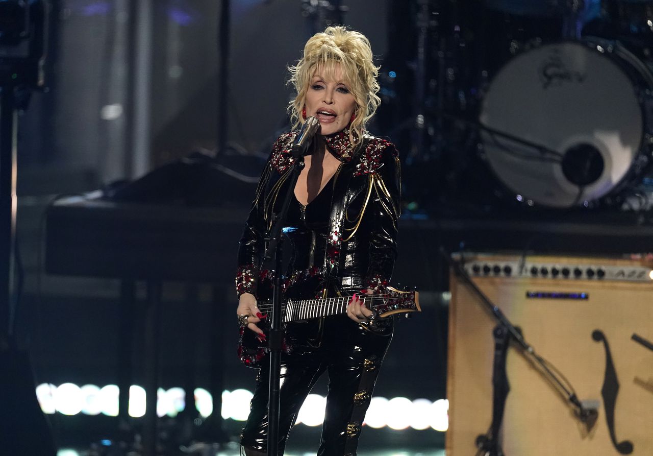 Watch Dolly Parton sing âLet It Beâ with Paul McCartney, Ringo Starr