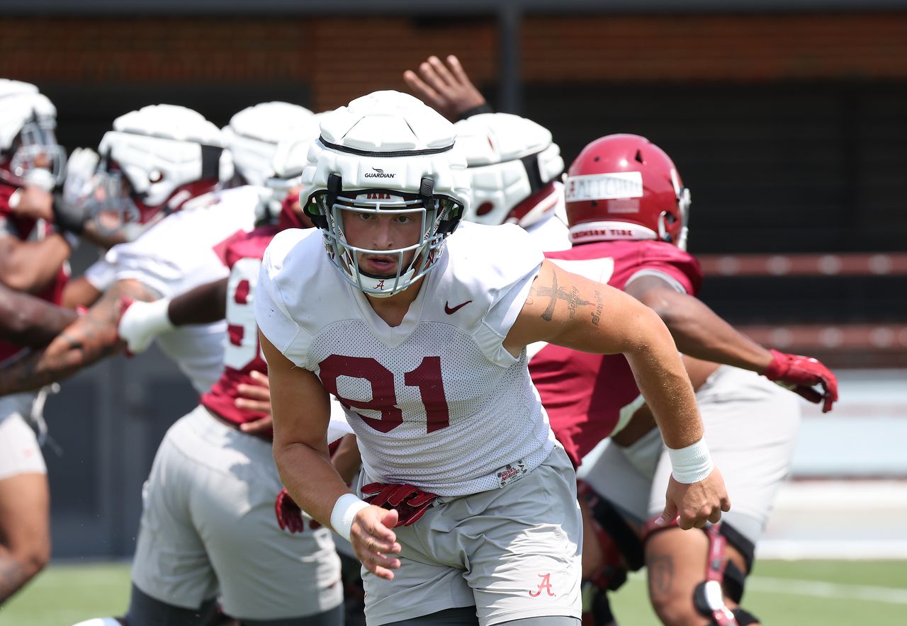 Which tight ends are impressing Saban during Alabama's preseason camp?