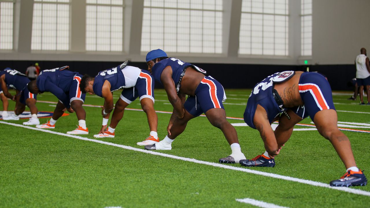 Why is Auburn wearing those navy pants with the âpower stripeâ at fall camp?