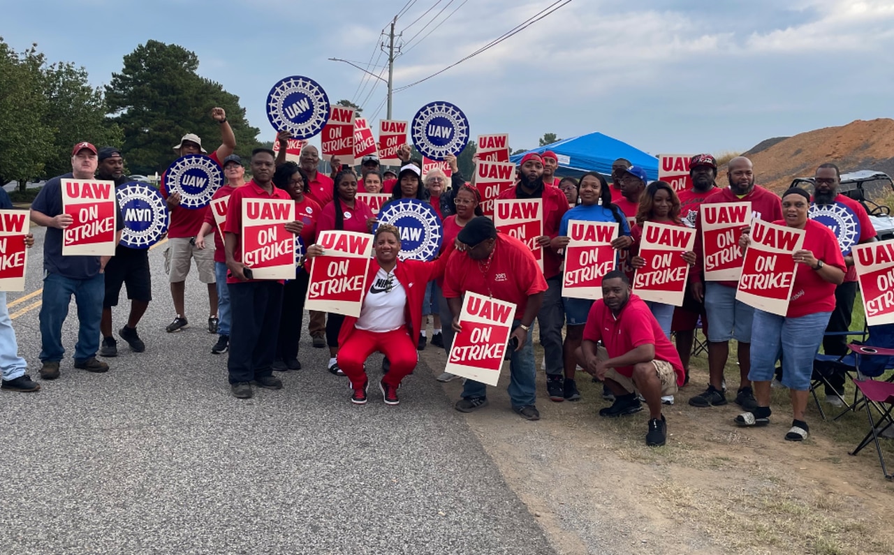 190 Alabama UAW union members strike against Mercedes supplier