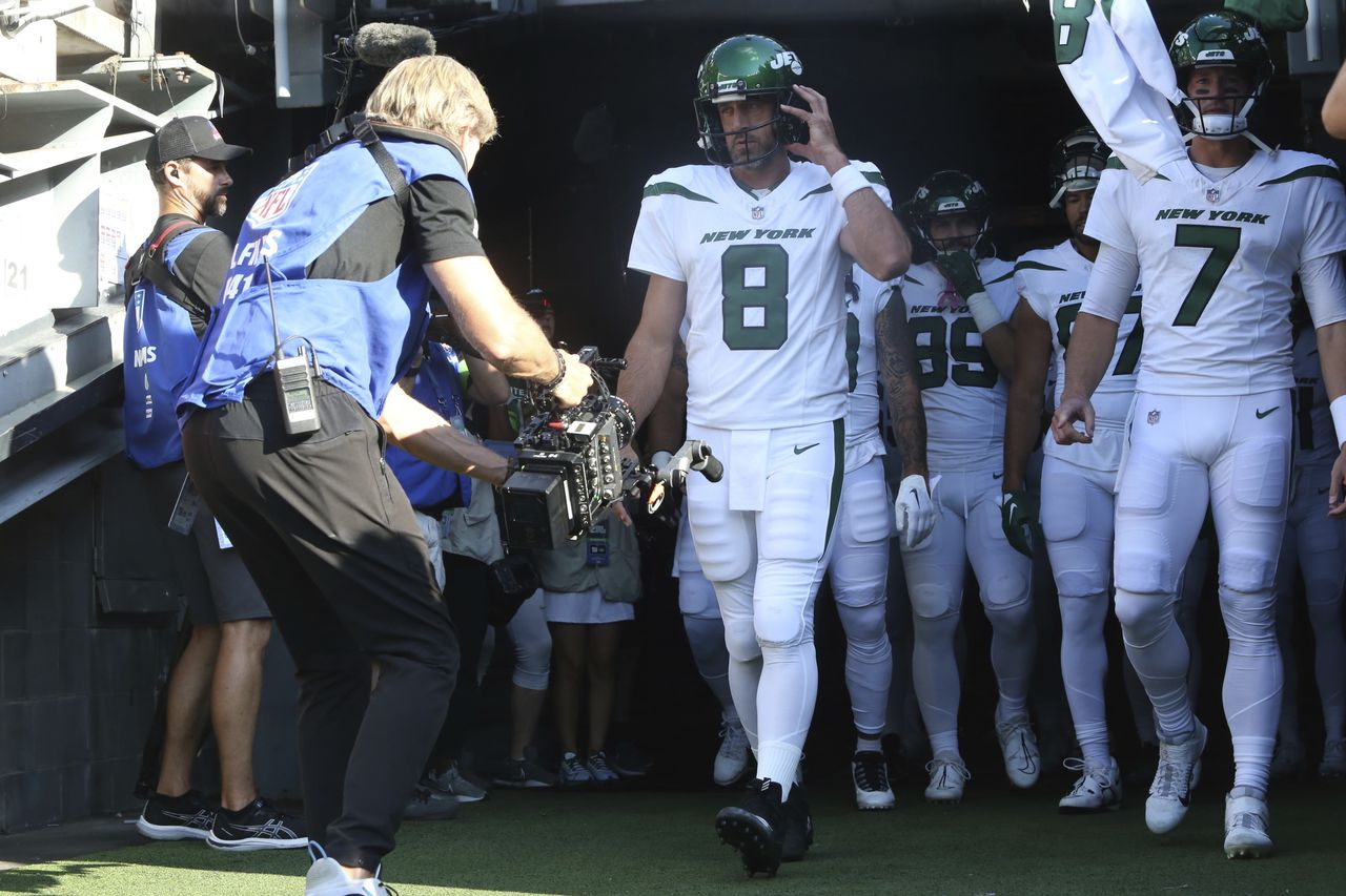 Aaron Rodgers rocks Auburn jersey after bet with C.J. Uzomah, refuses to say âWar Eagleâ