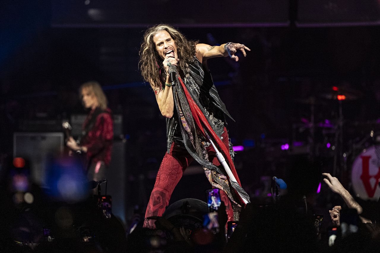 Aersosmith postpones farewell concerts due to âheartbrokenâ Steven Tylerâs damaged vocal cords