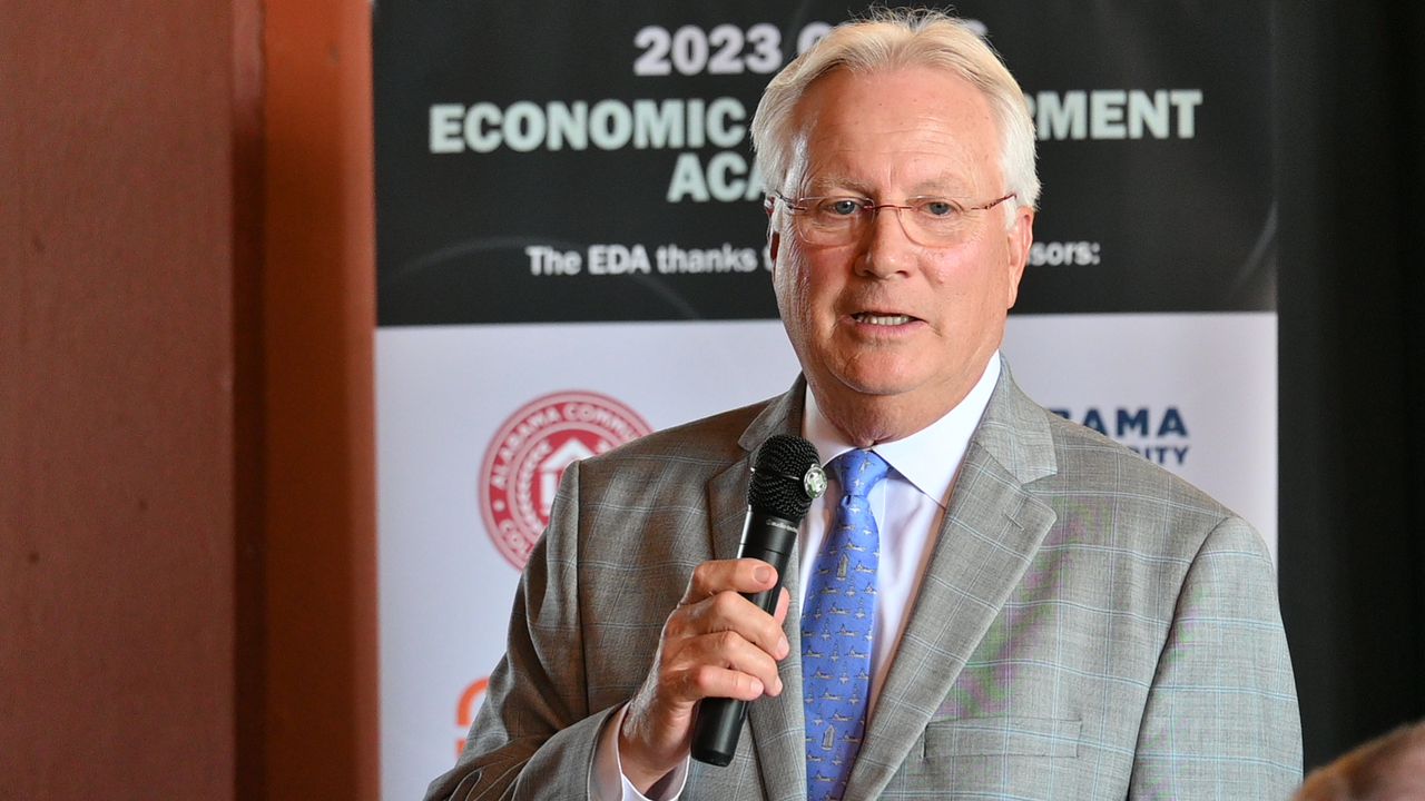 Alabama congressman blames âactivist judgesâ for plan to split district