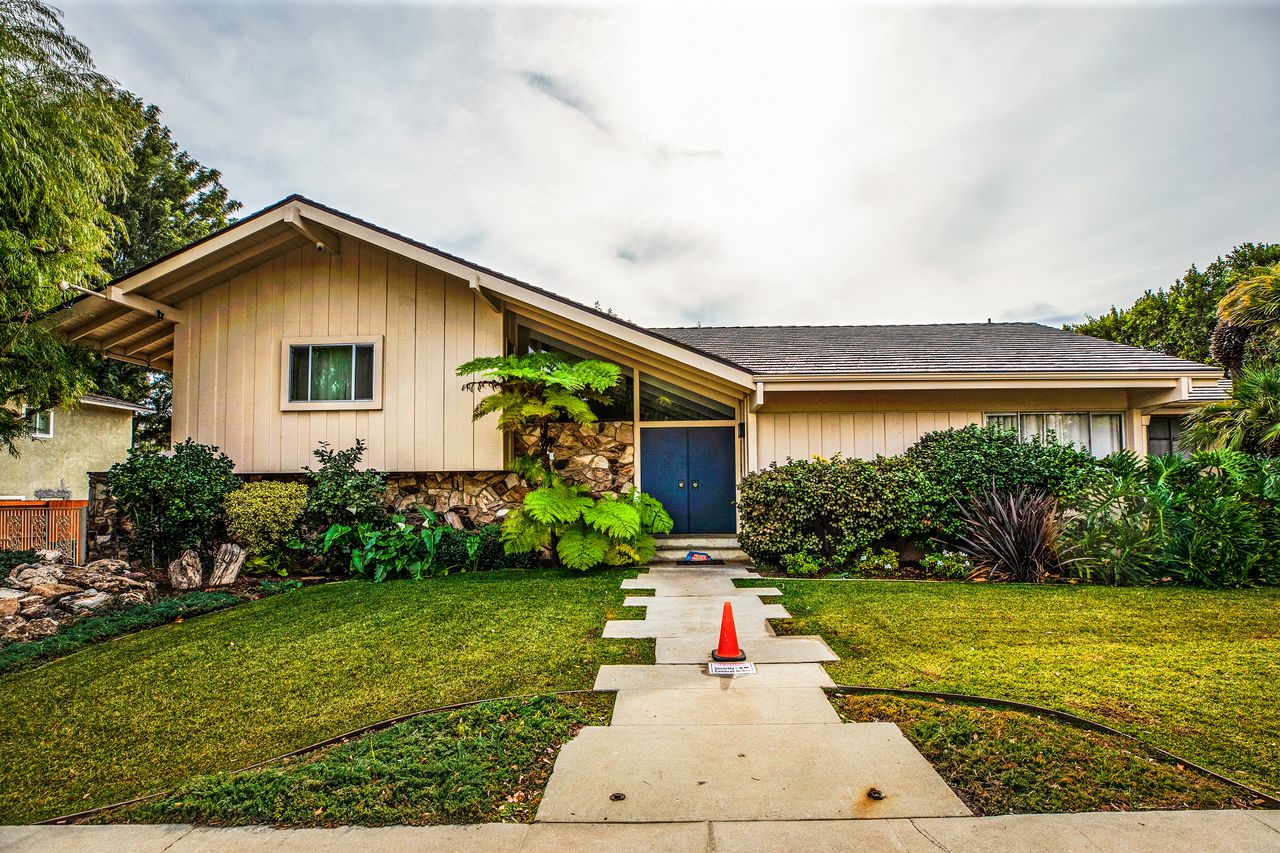 Brady Bunchâs Studio City house, renovated by HGTV, sold for $2 million below asking price