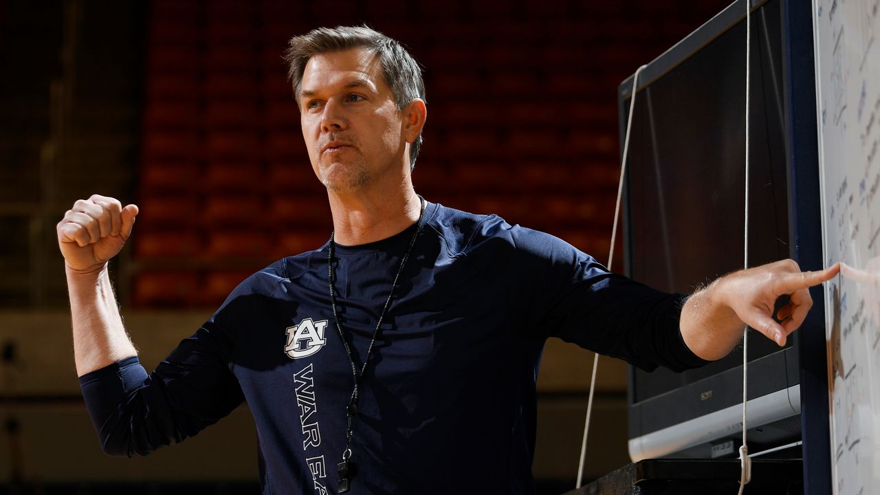 Brent Crouch and Auburn volleyball make history as Tigers land in the Top 25