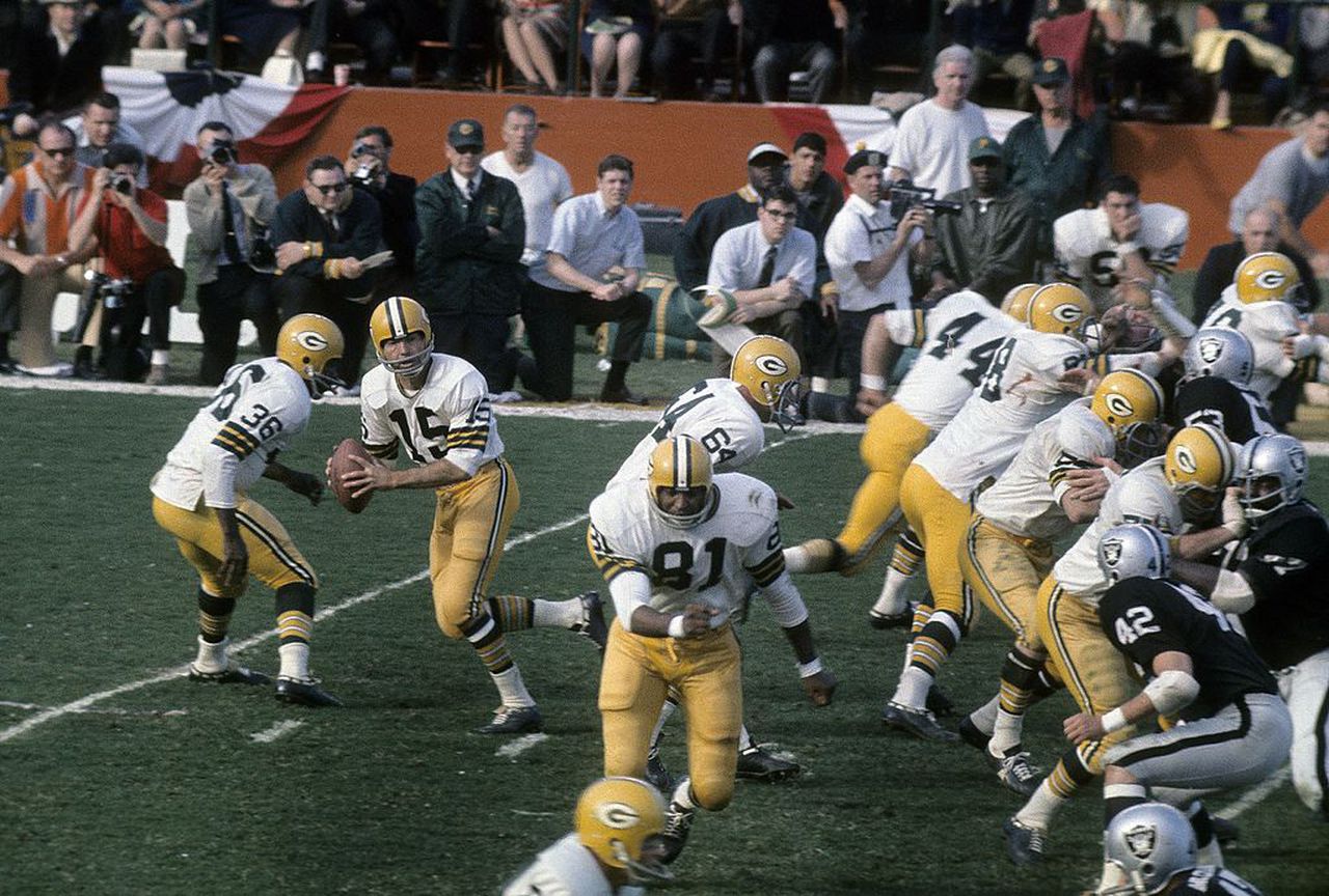 Green Bay Packers quarterback Bart Starr drops back