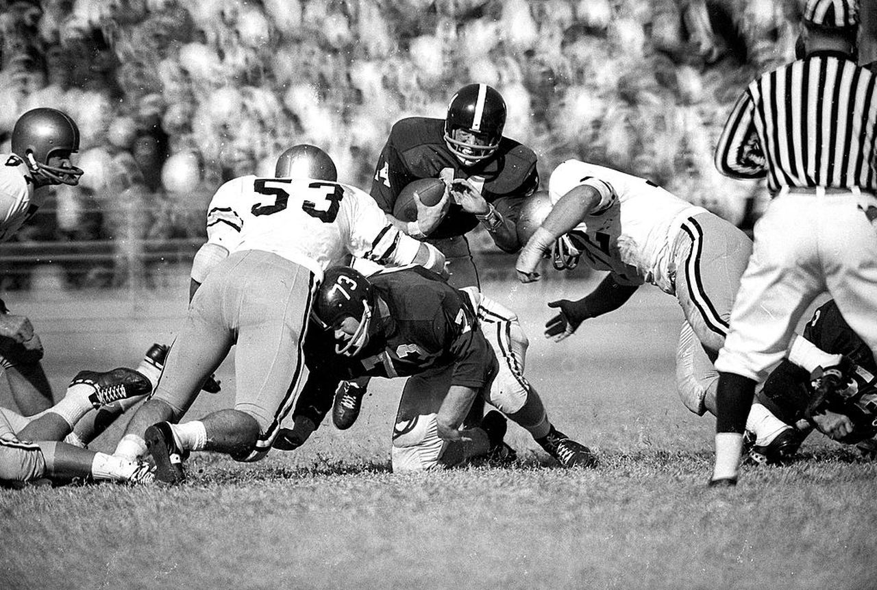 Alabama quarterback Steve Sloan carries the football against Georgia Tech