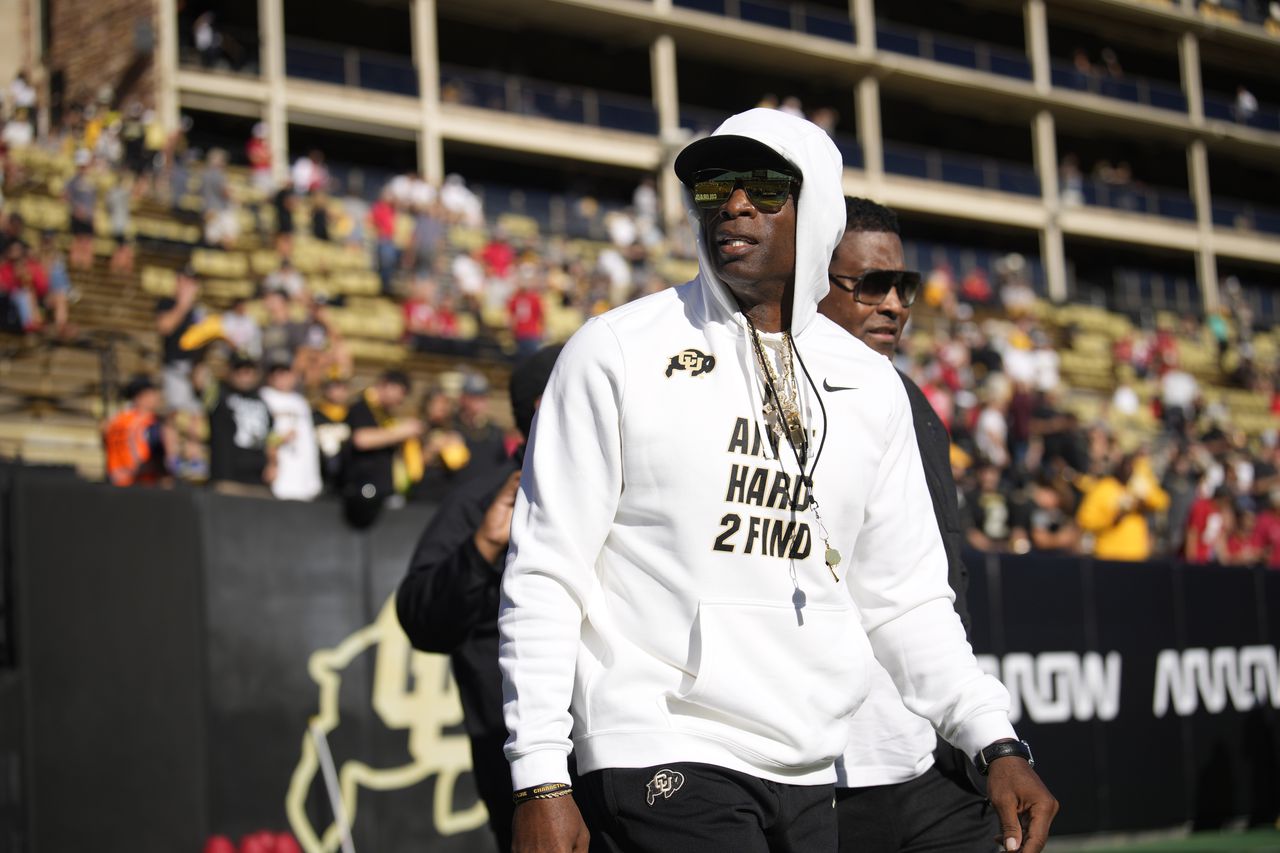 Deion Sanders gifts shades to players after Colorado State coach throws shade at Coach Prime