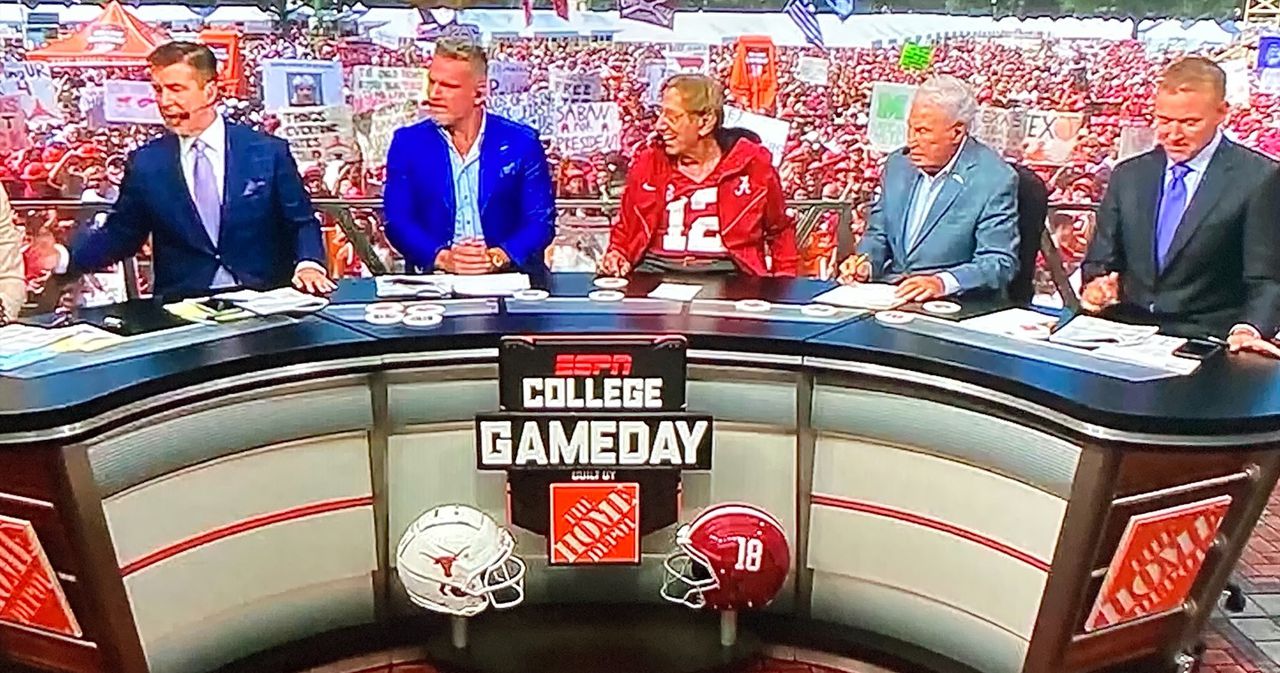 ESPNâs âGameDay,â with Joe Namath, split on Alabama-Texas, Auburn Cal; Lee Corso calls audible