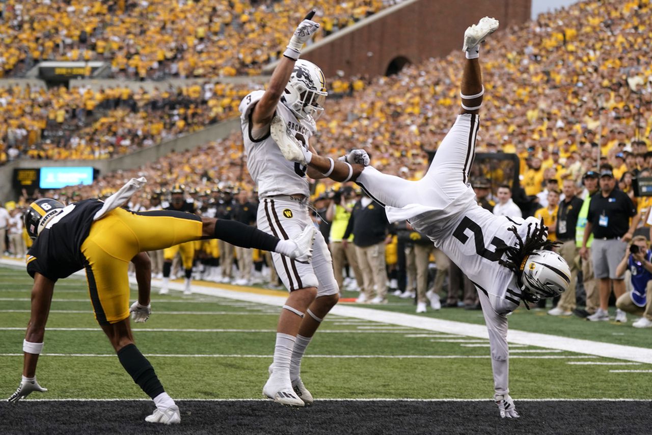 Iowa cheerleader loses pants during end-zone celebration