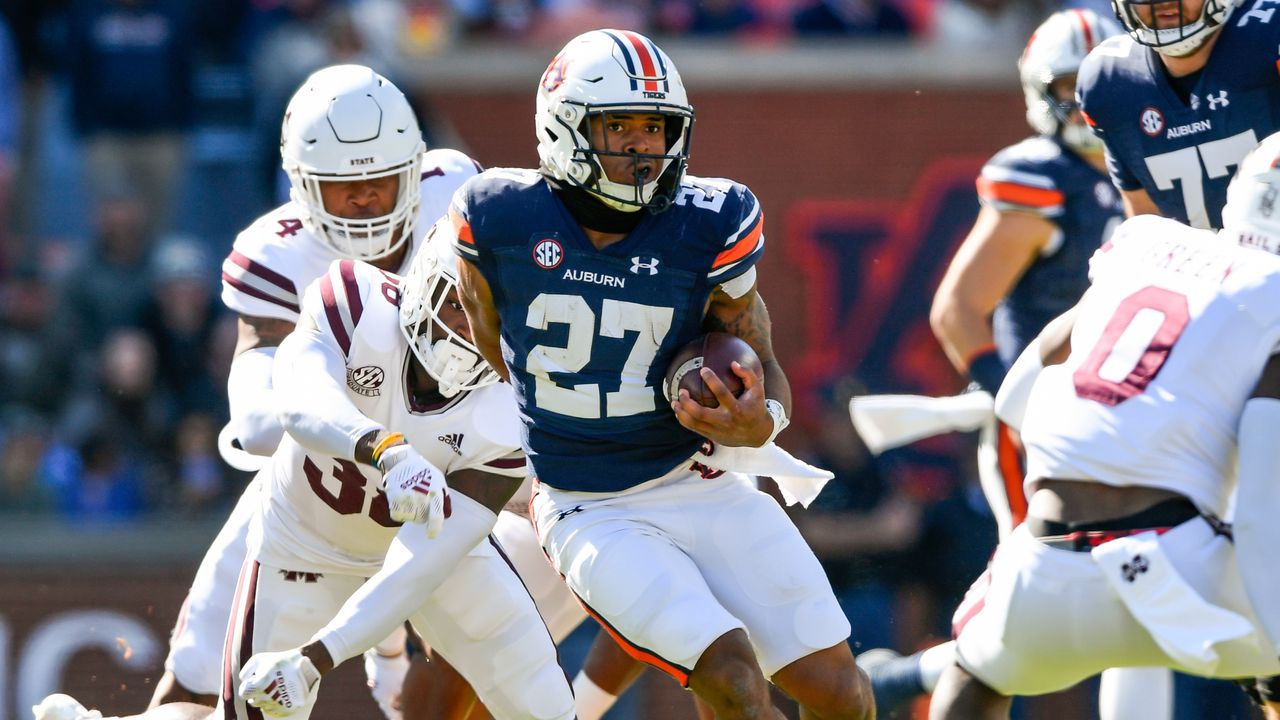 Jarquez Hunter warming up in pads for Auburnâs game against Cal