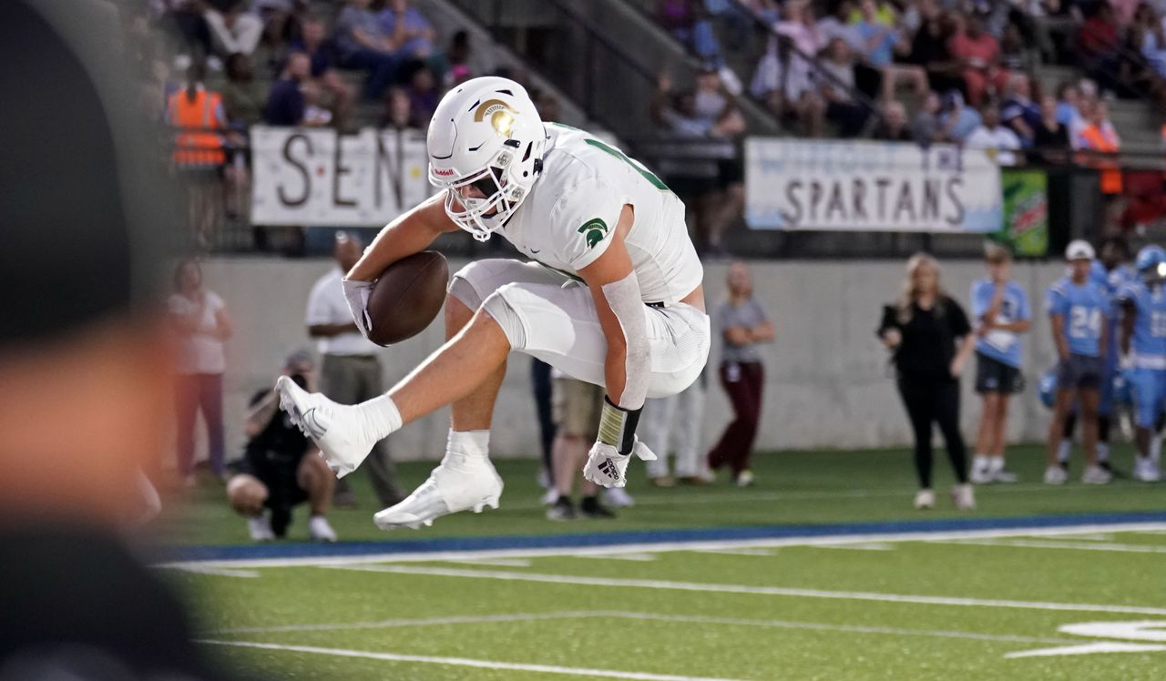 Mountain Brook cruises past Woodlawn, Fairfield downs Jasper for 1st win