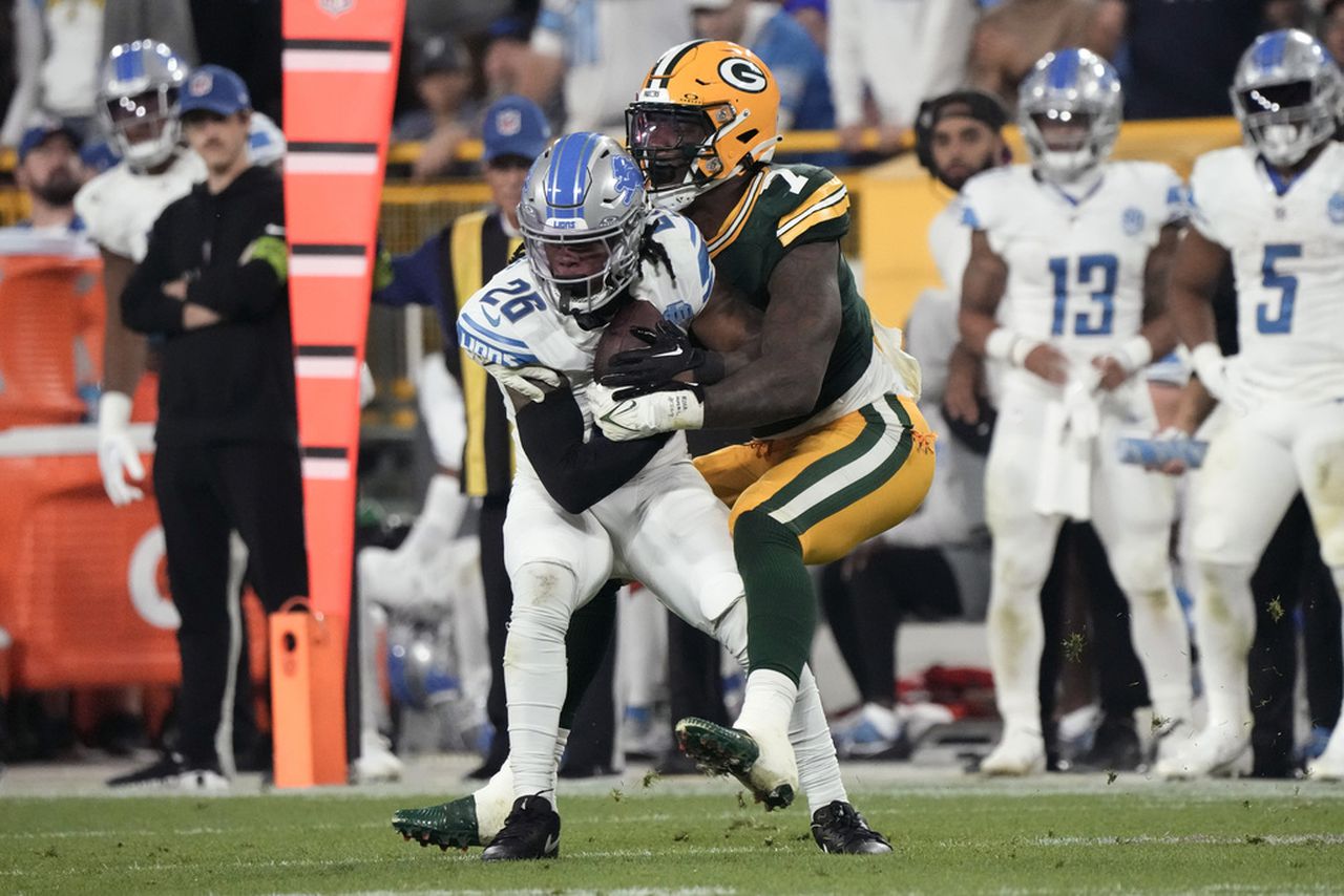 Detroit Lions running back Jahmyr Gibbs carries the football