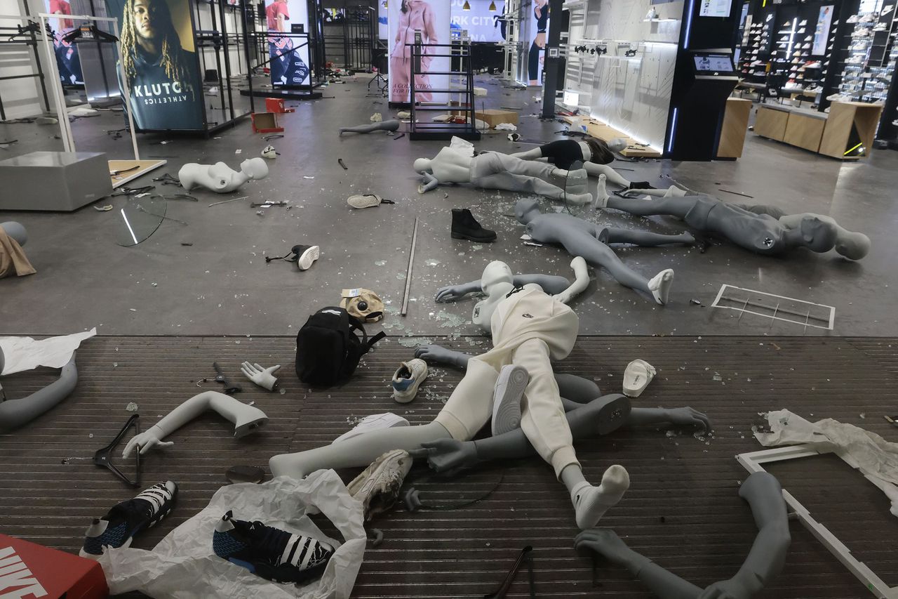 Philadelphia Apple, Foot Locker, Lululemon stores looted by masked teens