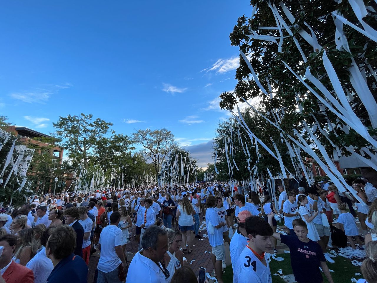 See Auburn fans roll Toomerâs Corner oak trees for first time since 2017