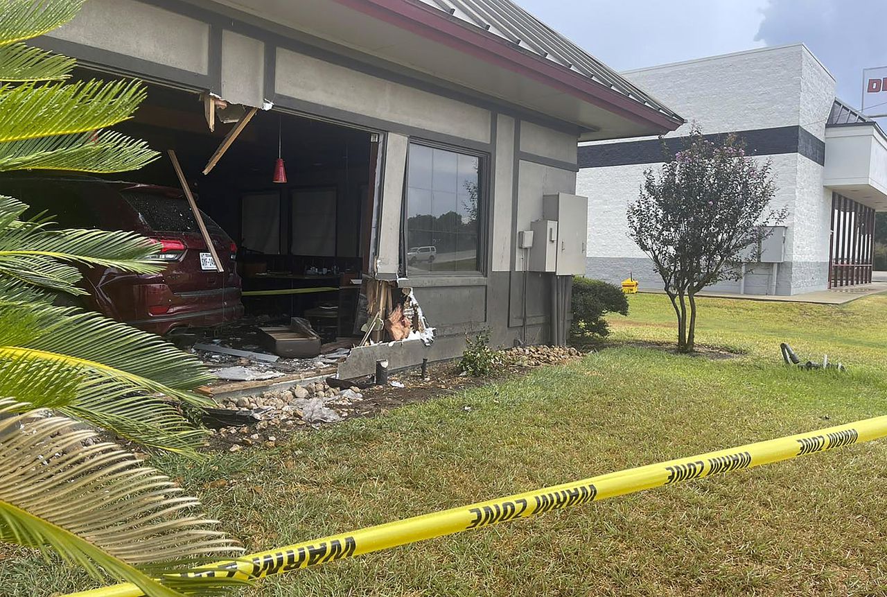 SUV plows into Texas Dennyâs, 23 injured