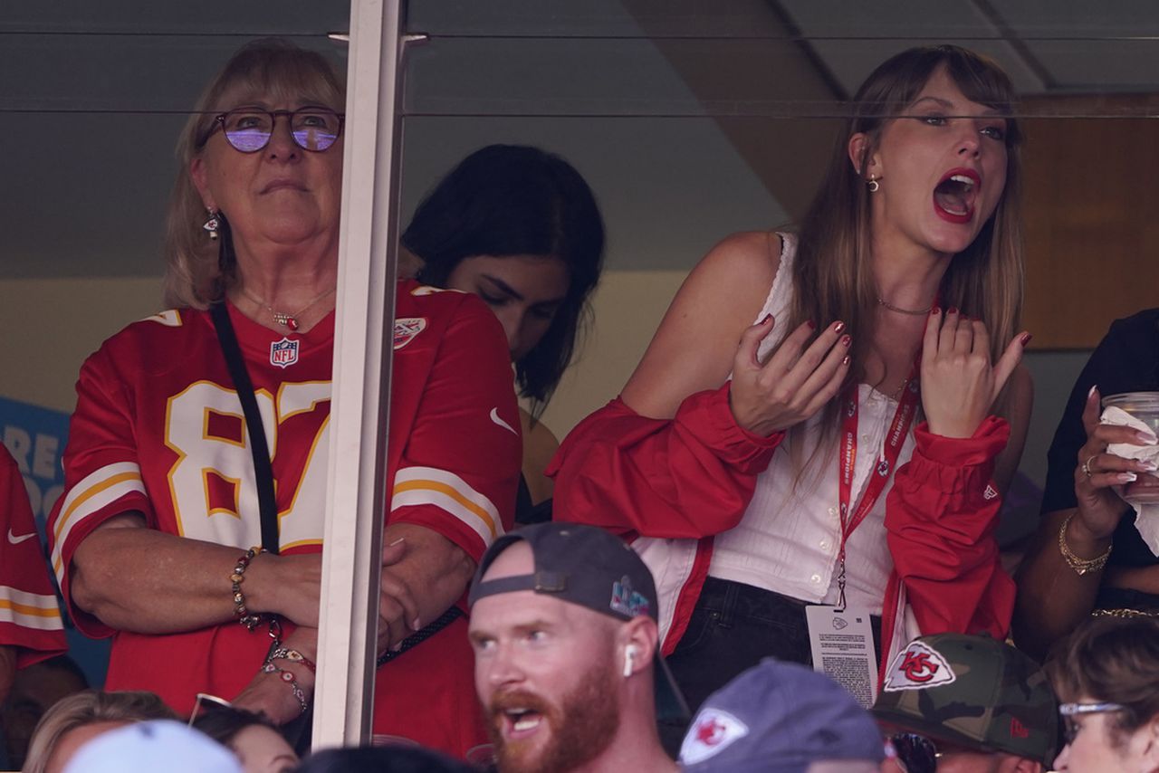 Taylor Swift joins Travis Kelceâs mom for Chiefs game