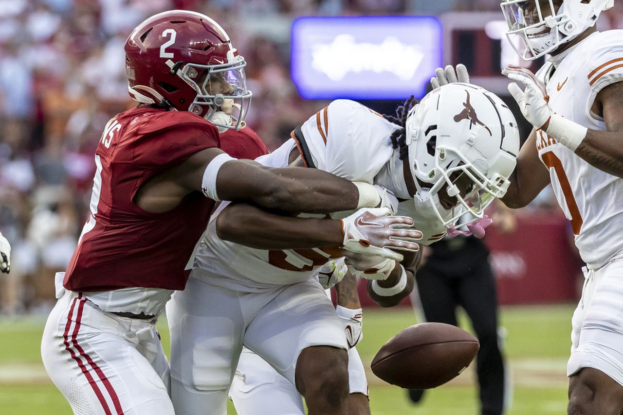 Watch Alabama fans heads for exits early against Texas