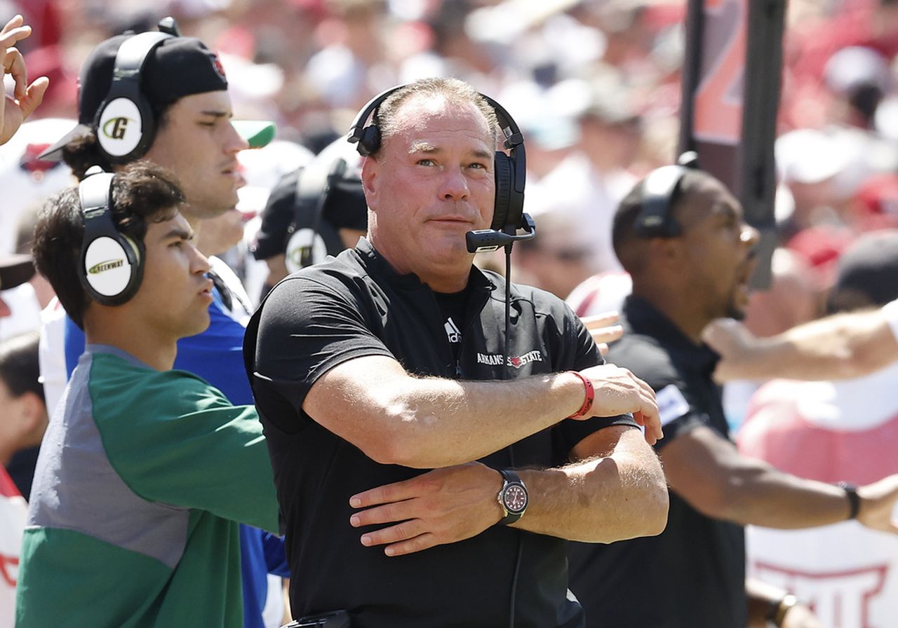 Watch Arkansas State player console Butch Jones during 73-0 beatdown by Oklahoma