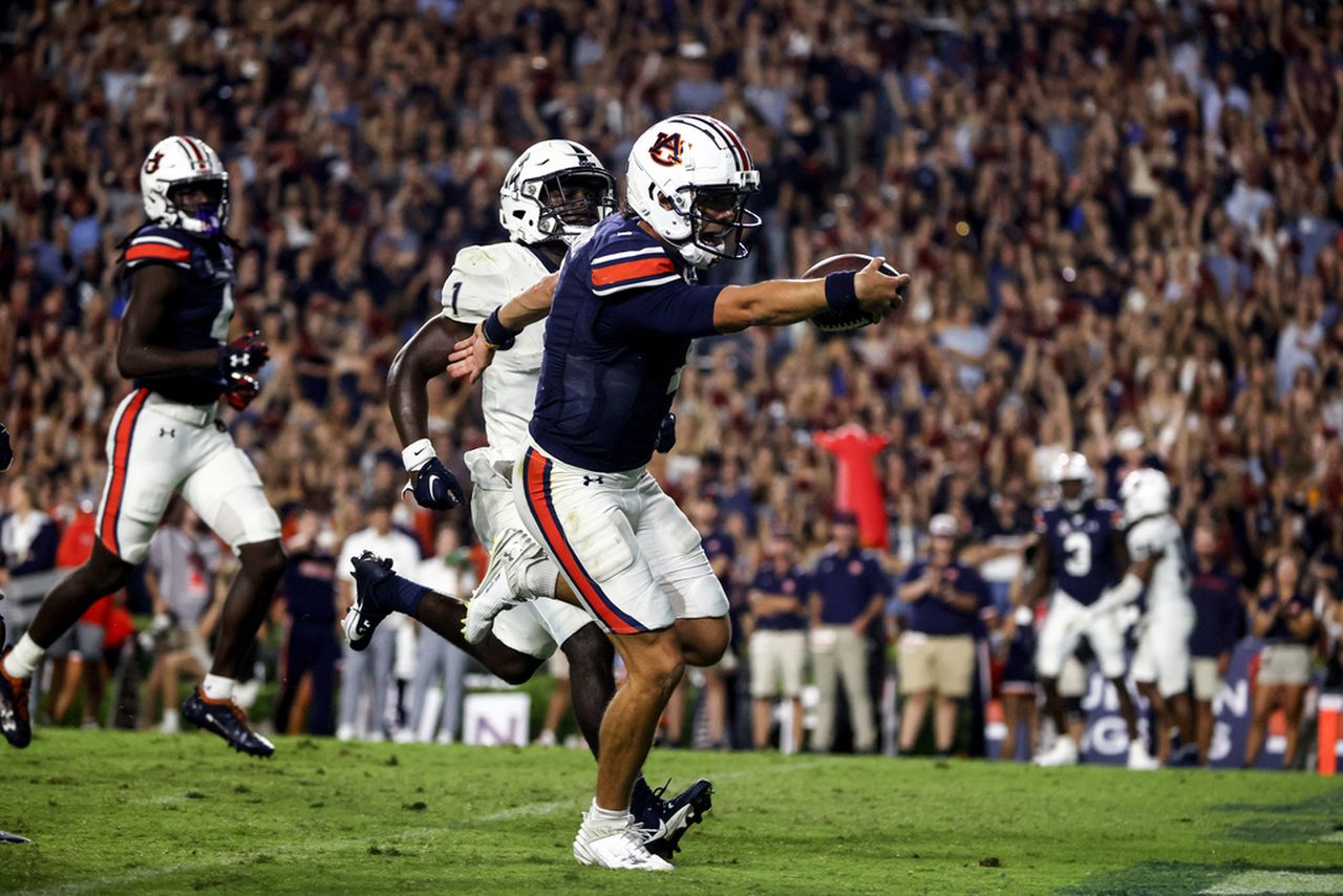 Auburn quarterback Payton Thorne runs for a touchdown against Samford