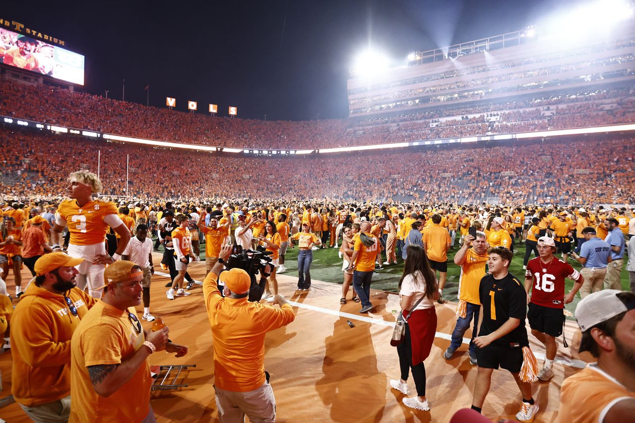 Alabama fans describe what itâs like on the wrong side of a field rush