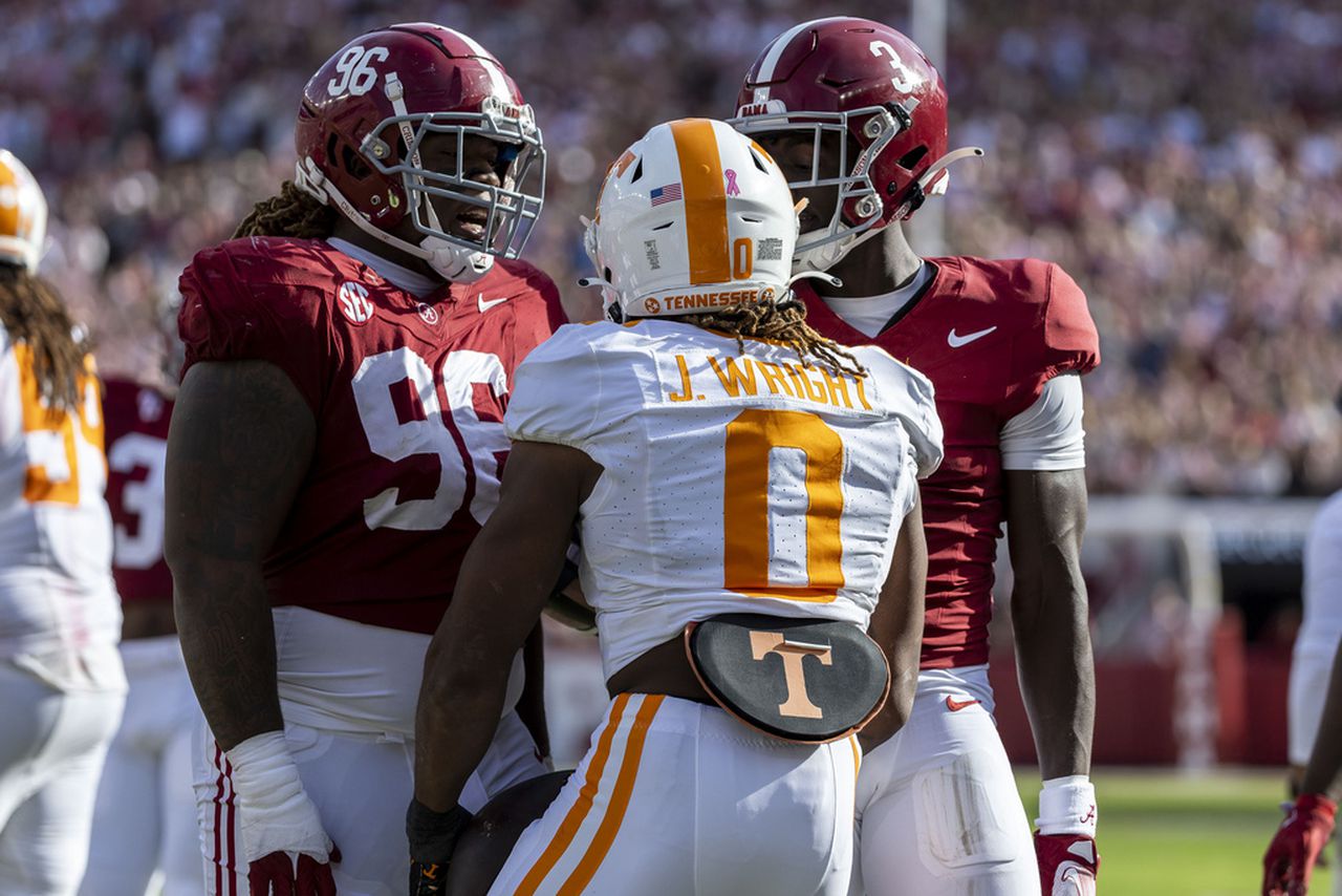 Alabama starting defender exits Tennessee game in 2nd half with injury