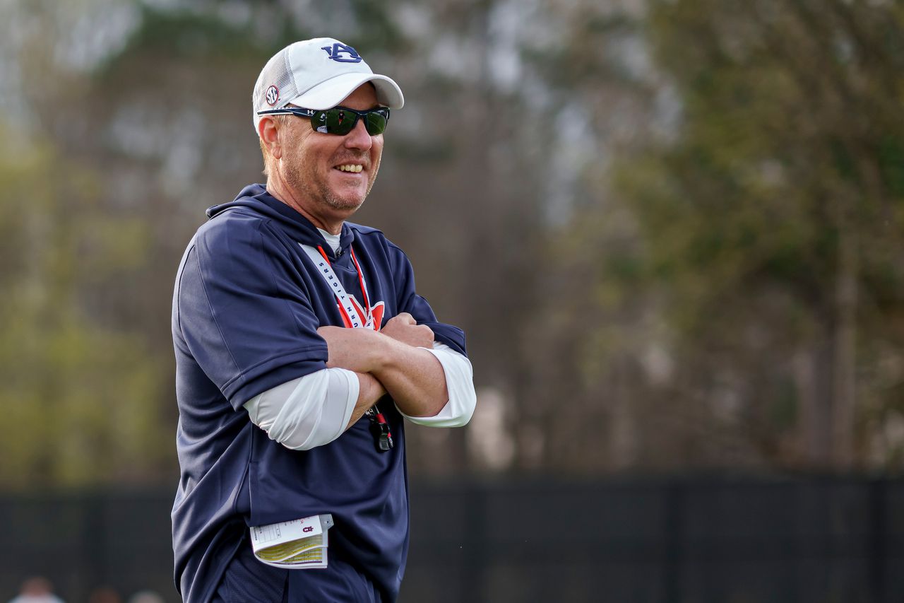 Auburnâs Hugh Freeze goes on Garth Brooks tangent; compares Bruce Pearl to country music singer