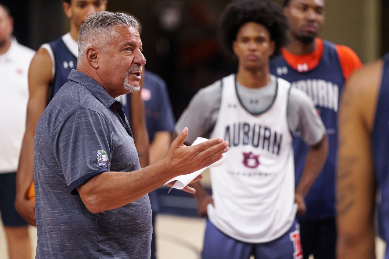 Bagels with Bruce Pearl: Auburn coach leads students in tearful morning prayer for war-torn Israel