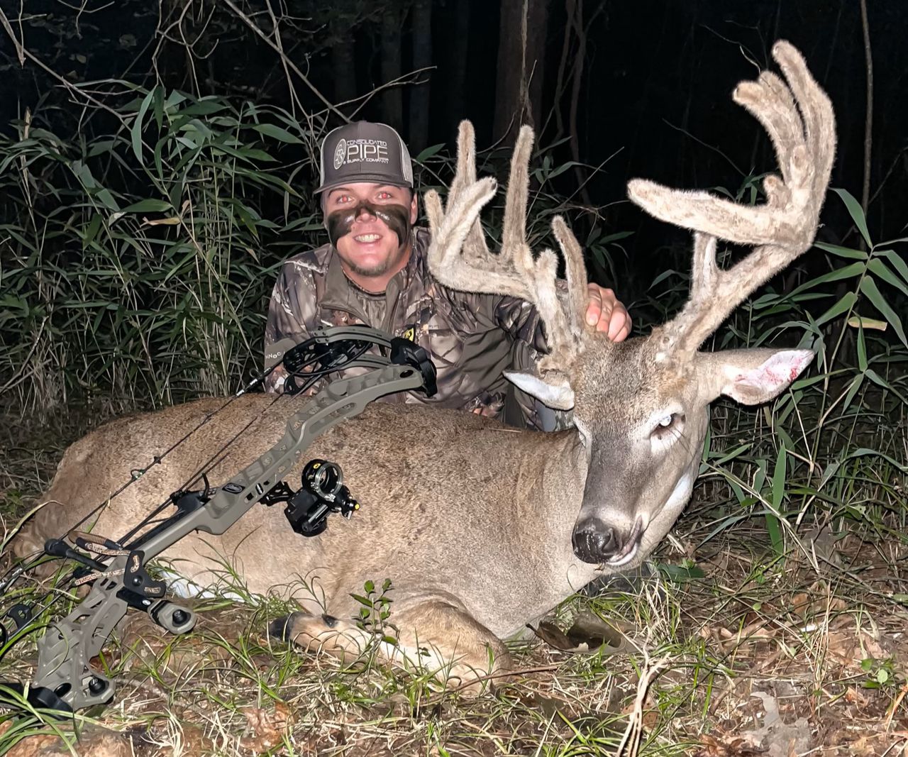 Bow hunter lands rare, record-setting 16-point velvet buck on seasonâs first day