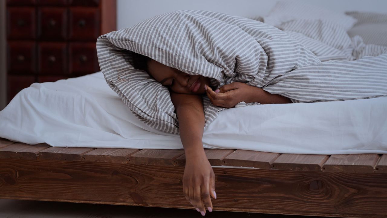 Dear Annie: My fiancÃ© still sleeps in the same bed as her ex-boyfriend