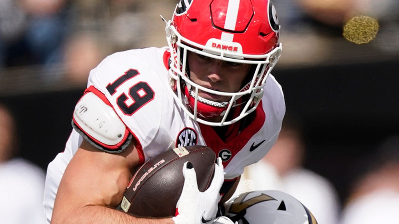 Georgiaâs Brock Bowers leaves game vs. Vanderbilt with ankle injury