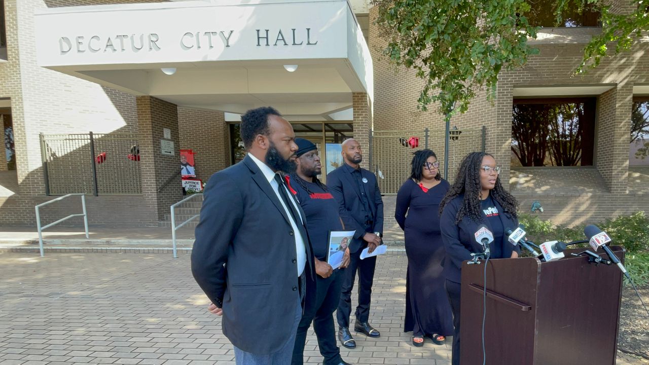 Group urges federal probe into Decatur policeâs response to Stephen Perkinsâ death protest