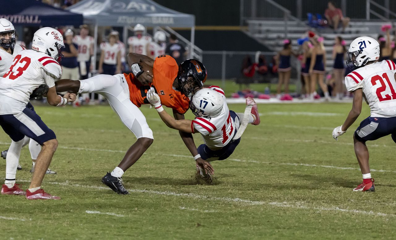 Hoover romps to 62-14 win over Oak Mountain