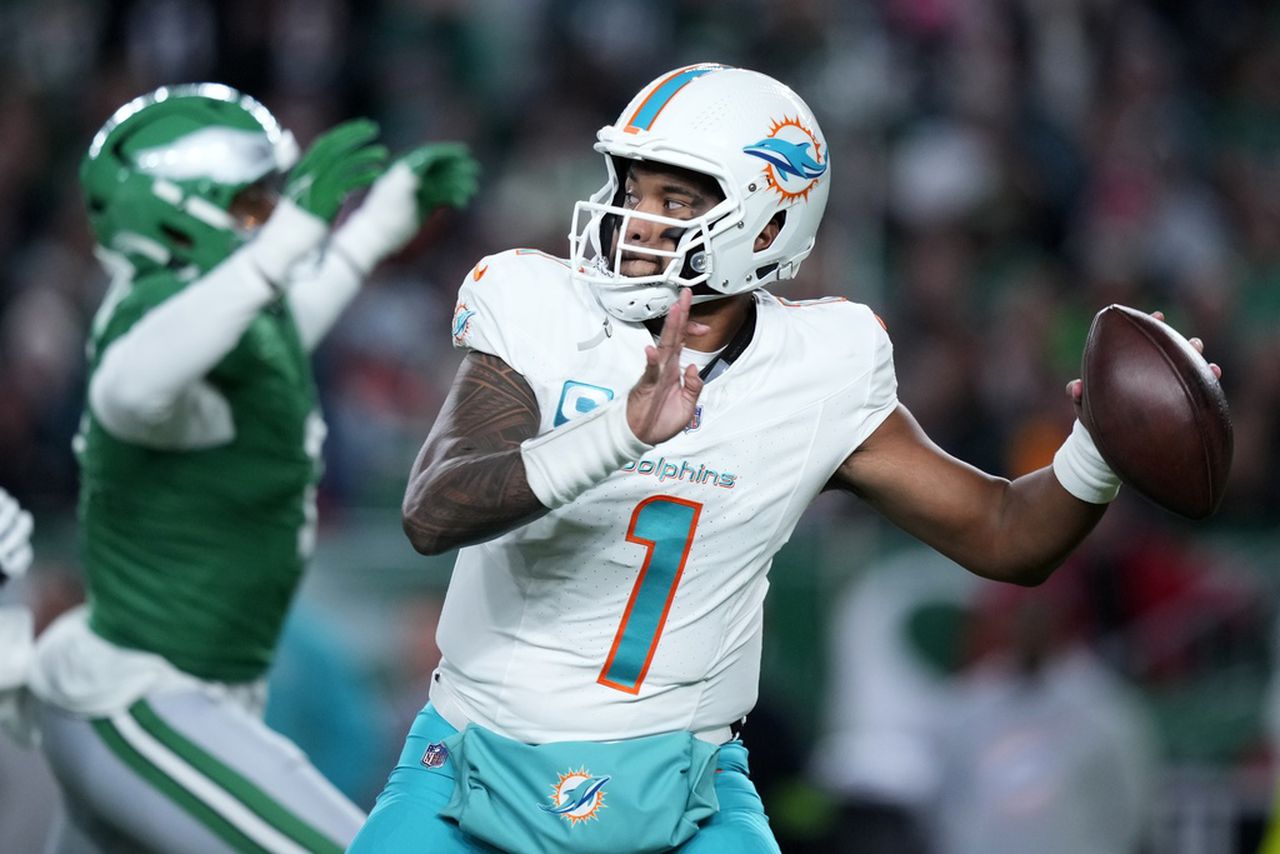 Jalen Hurts, Eagles defeat Tua Tagovailoa, Dolphins