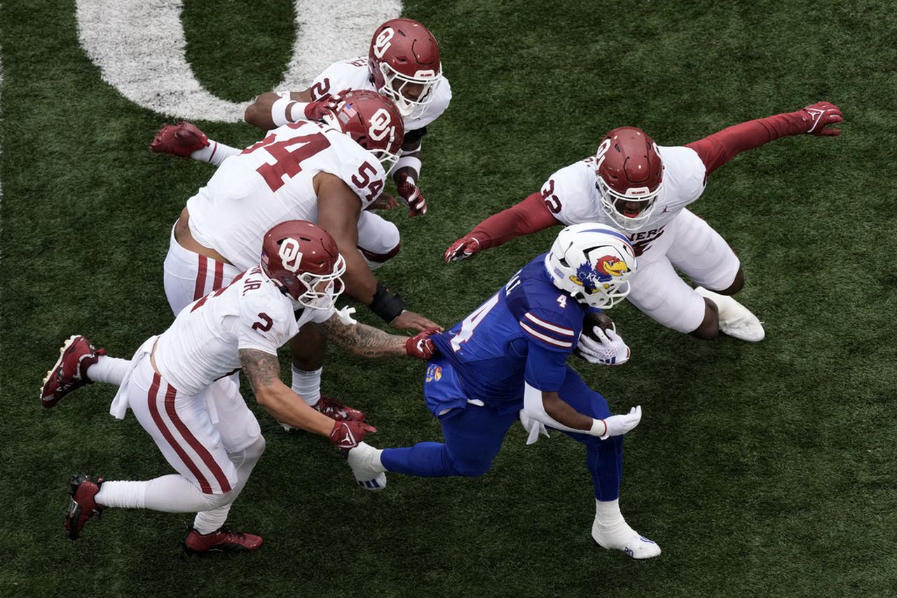 Kansas knocks Oklahoma from ranks of unbeatens, 38-33