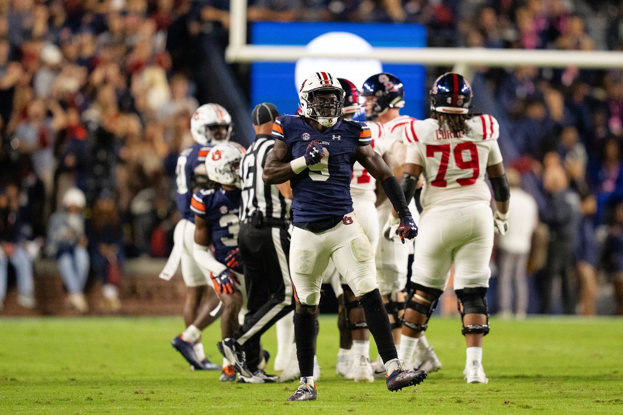 LB Eugene Asante wearing non-contact jersey at Auburnâs Halloween practice, other injury notes