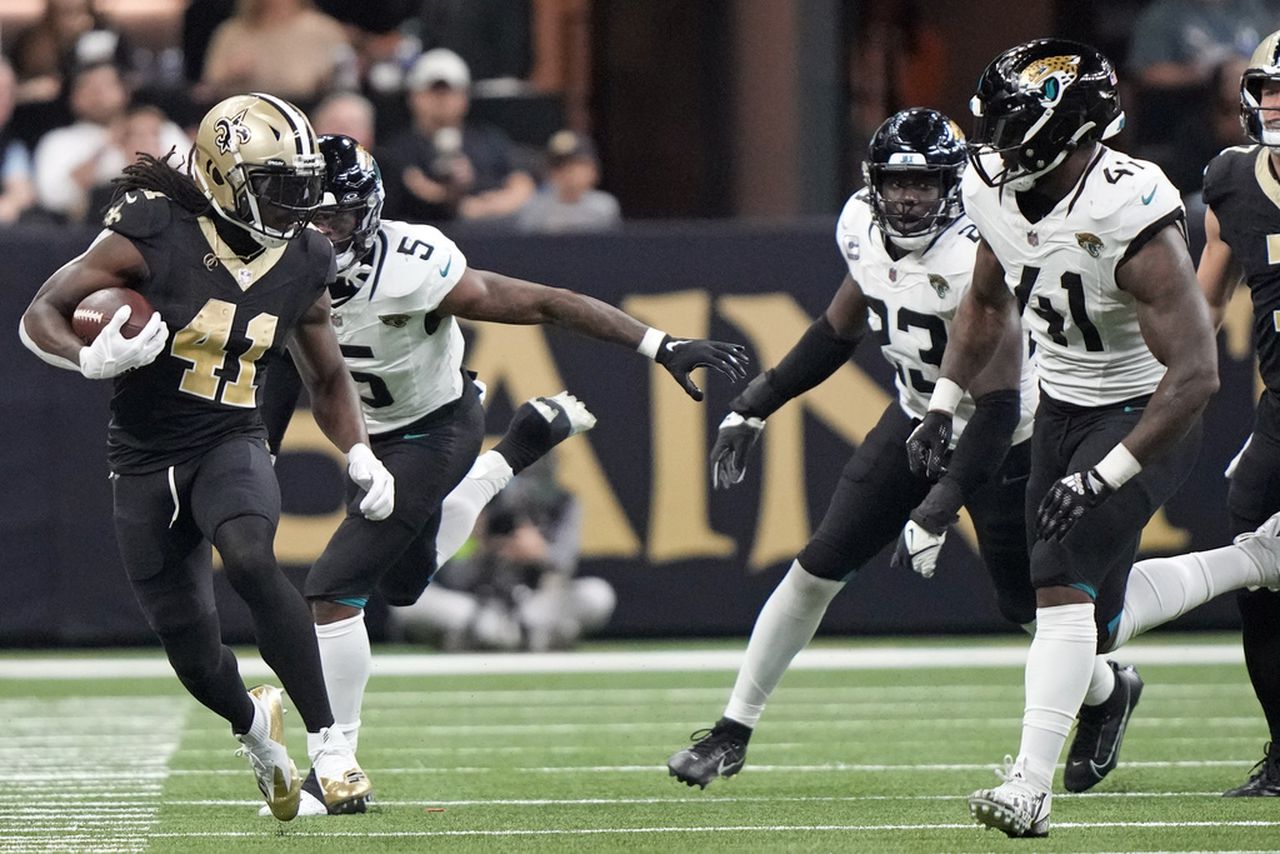 Jacksonville Jaguars outside linebacker Josh Allen (41) moves in to tackle New Orleans Saints running back Alvin Kamara