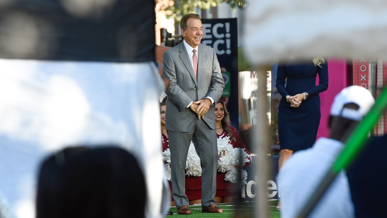 Nick Saban, SEC Nation, âI Hate Tennessee Guyâ signs rock pregame at Alabama