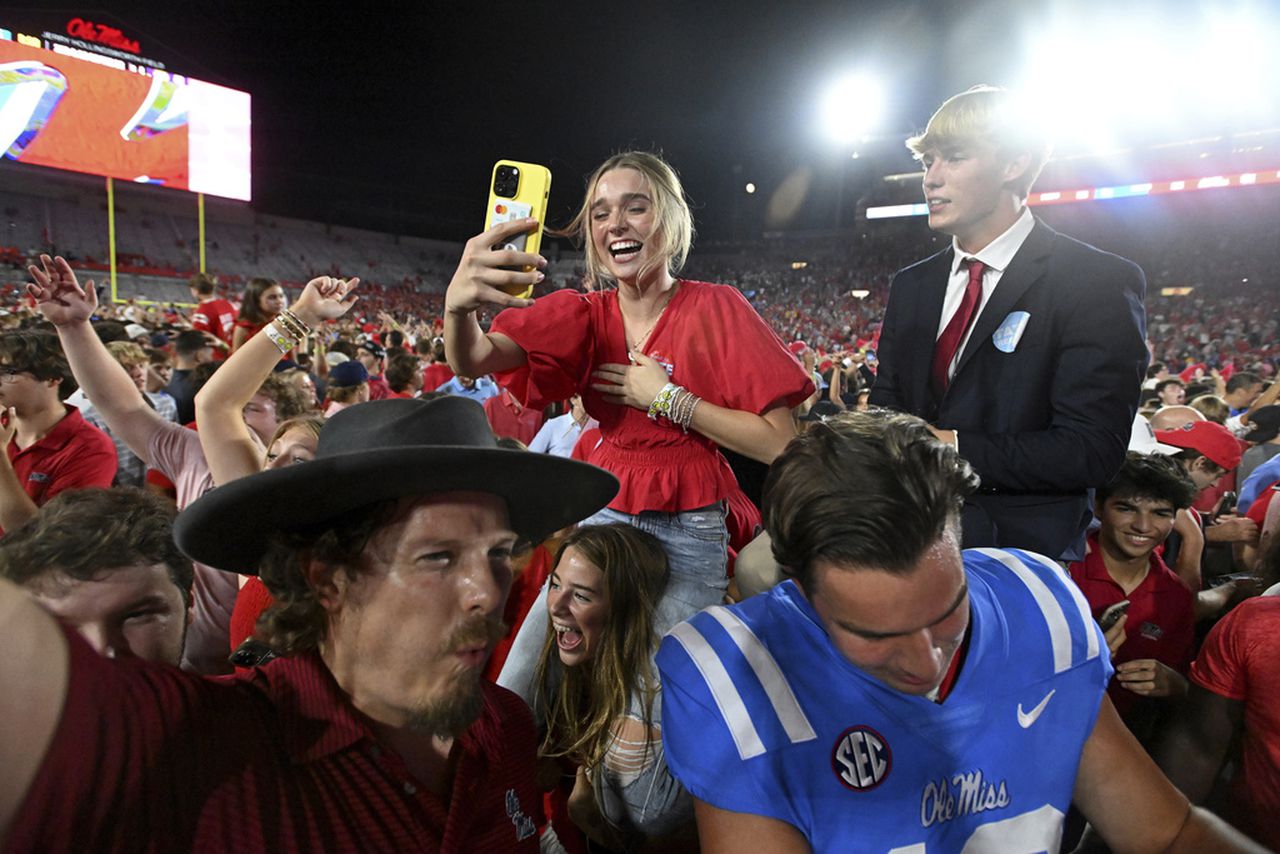 Ole Miss fined $75,000 for throwing debris on field