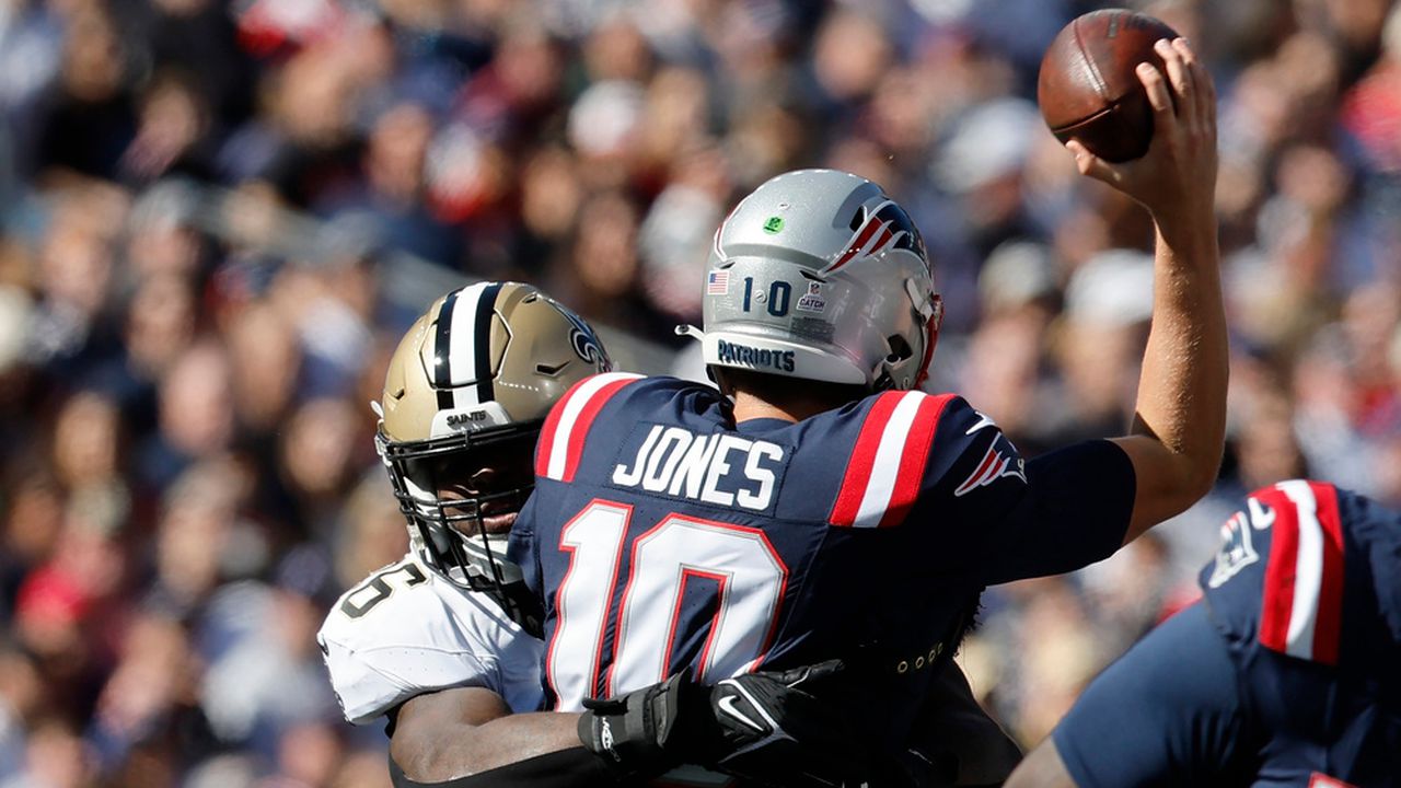 Patriots pull Mac Jones again, but he'll keep QB job