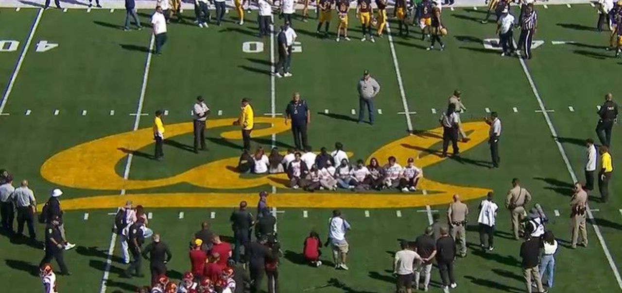 USC-Cal game delayed due to student protest over professor suspended for stalking, per report