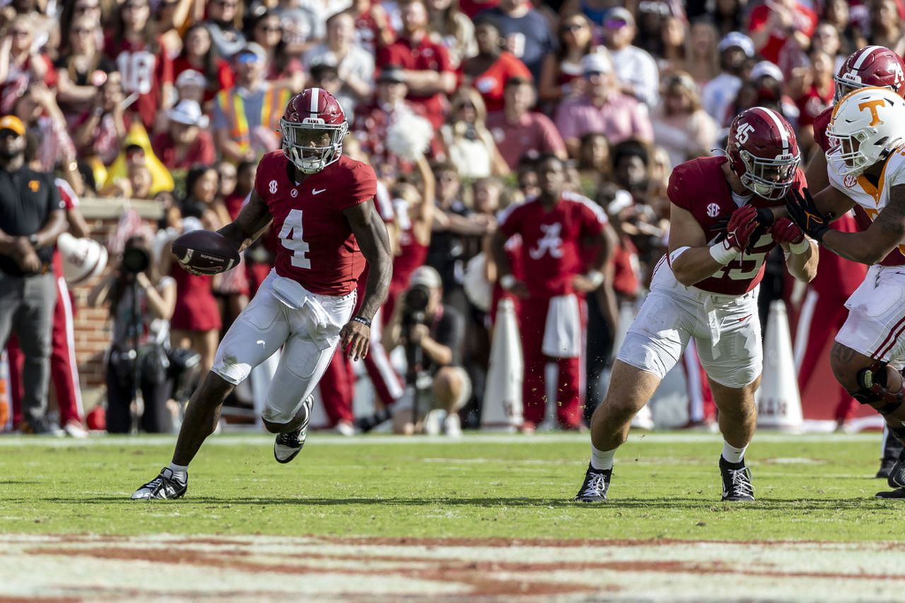 Watch Alabama security crush fan for running on field after Tideâs win over Tennessee