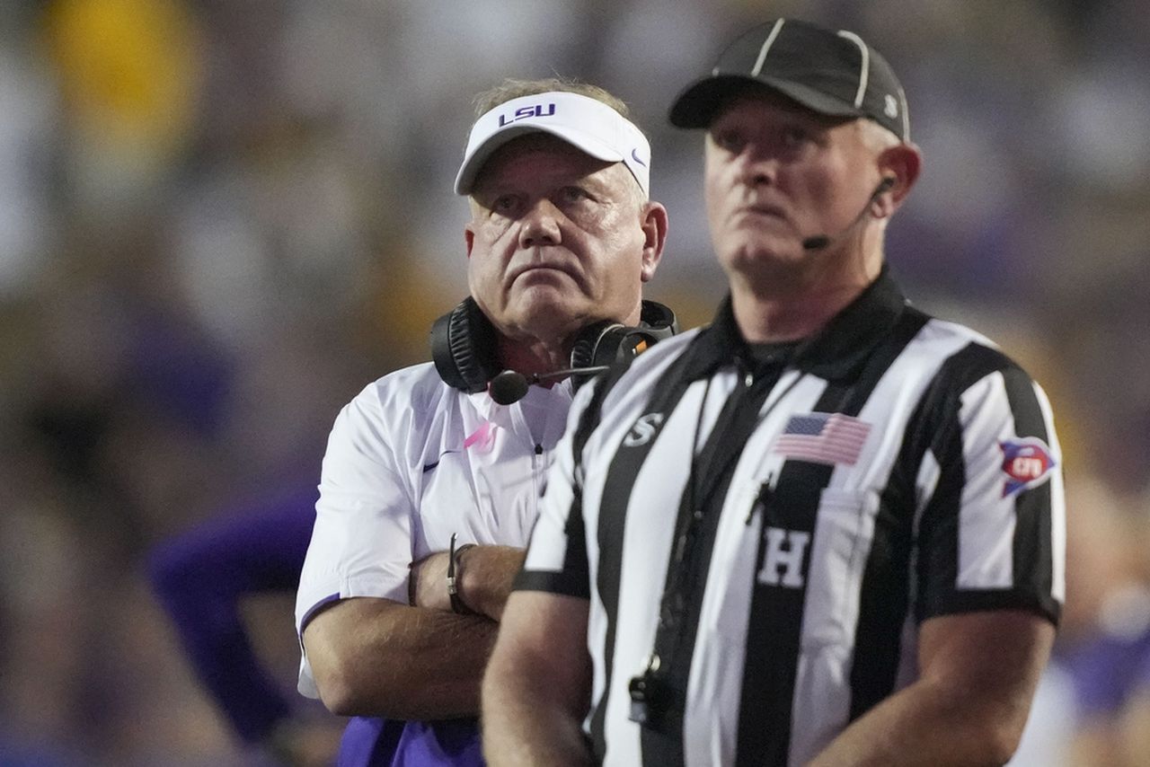 Watch LSU fan run on field, get rocked by policeâs perfect form tackle during win over Auburn