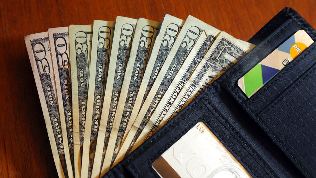 Worst thing to keep in your wallet, according to federal officials