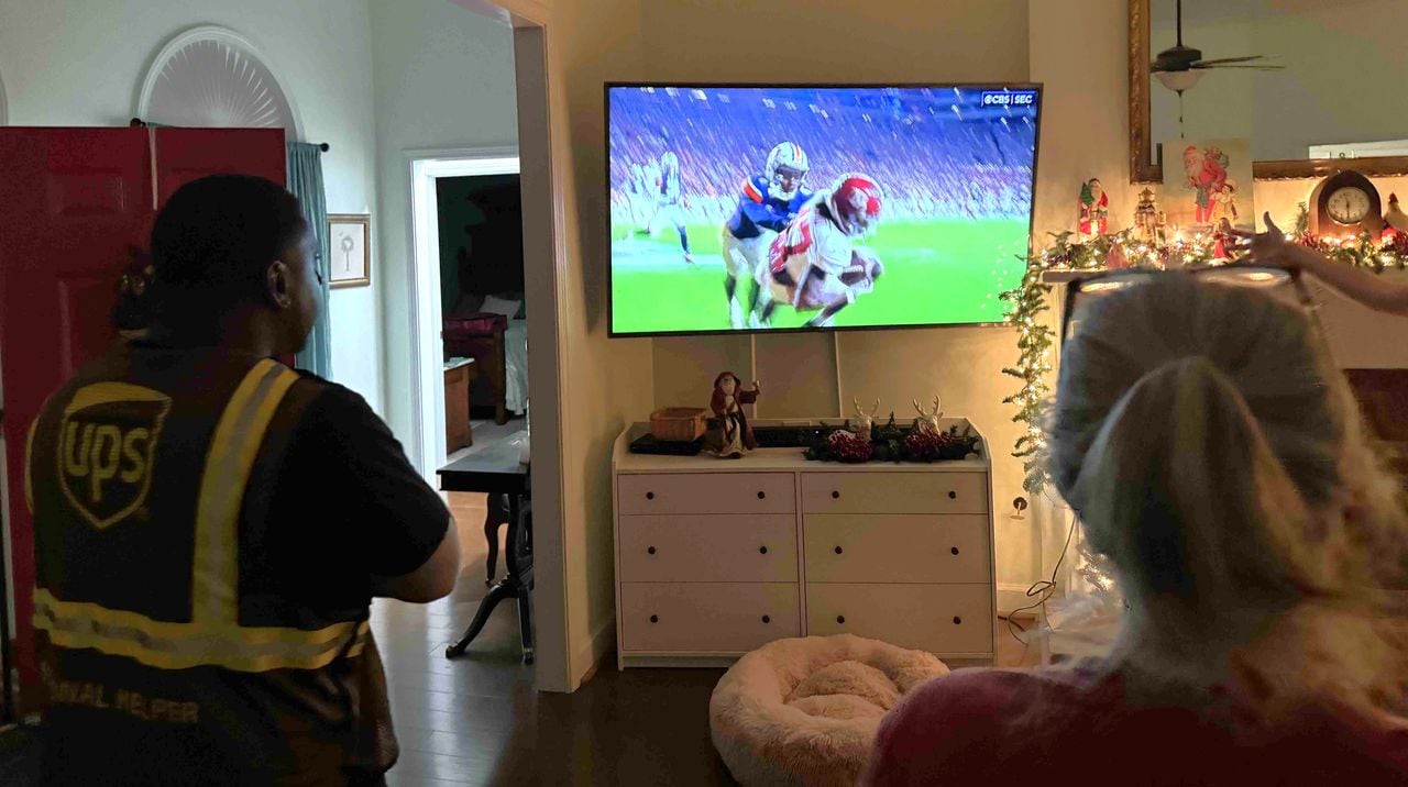 Alabama fans invite delivery guy in home to watch Iron Bowl ending