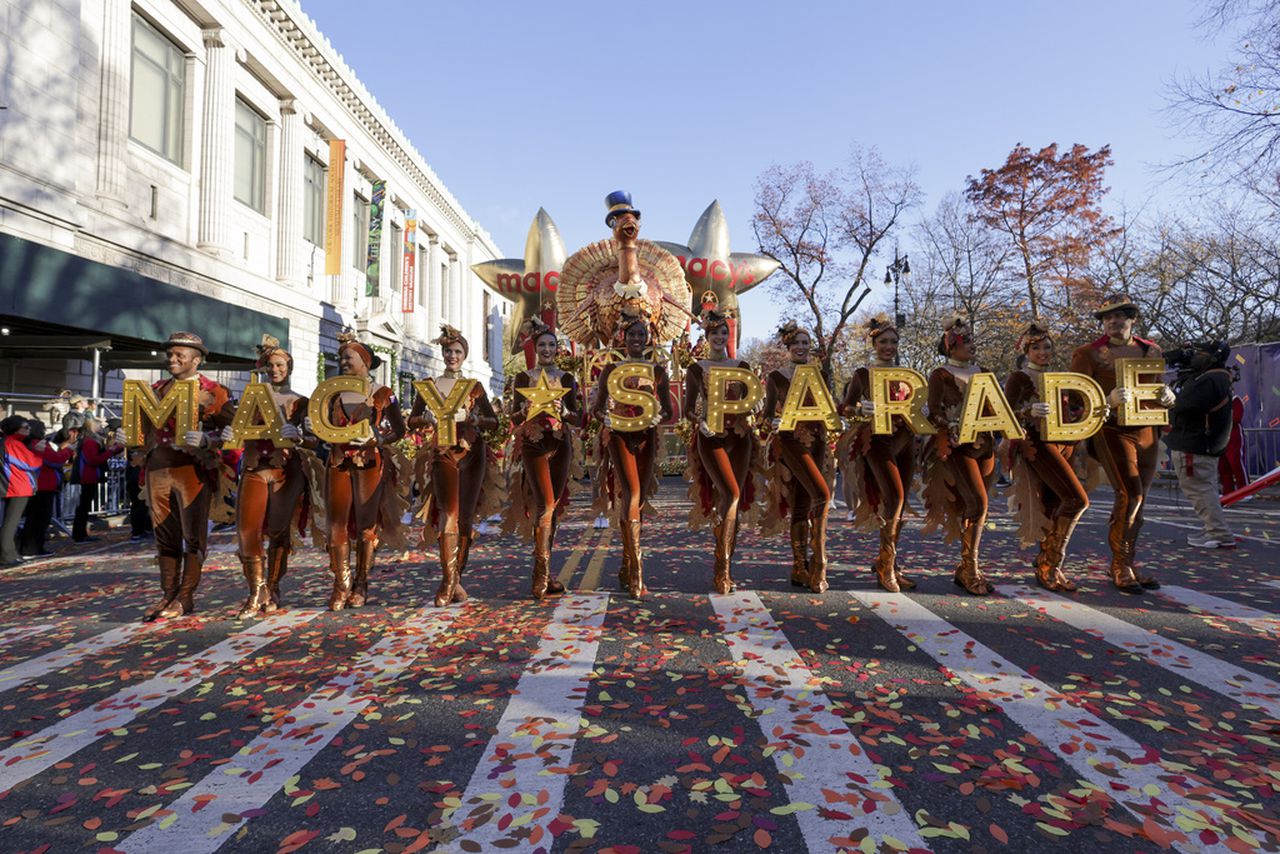 Balloons, bands and Santa: Macyâs Thanksgiving Day Parade ushers in holiday season in New York