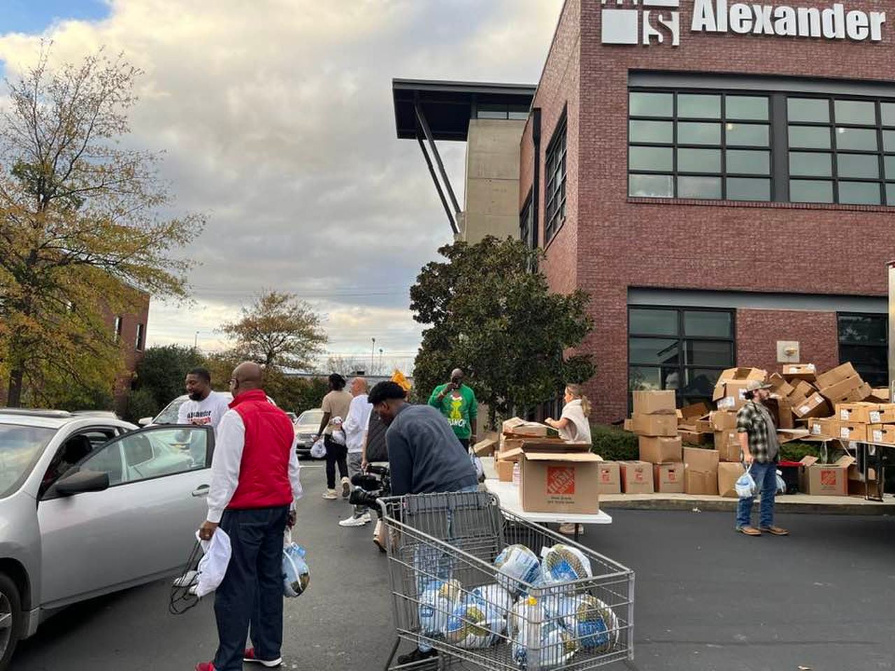 Billboard king Alexander Shunnarah gives away 1,000 turkeys