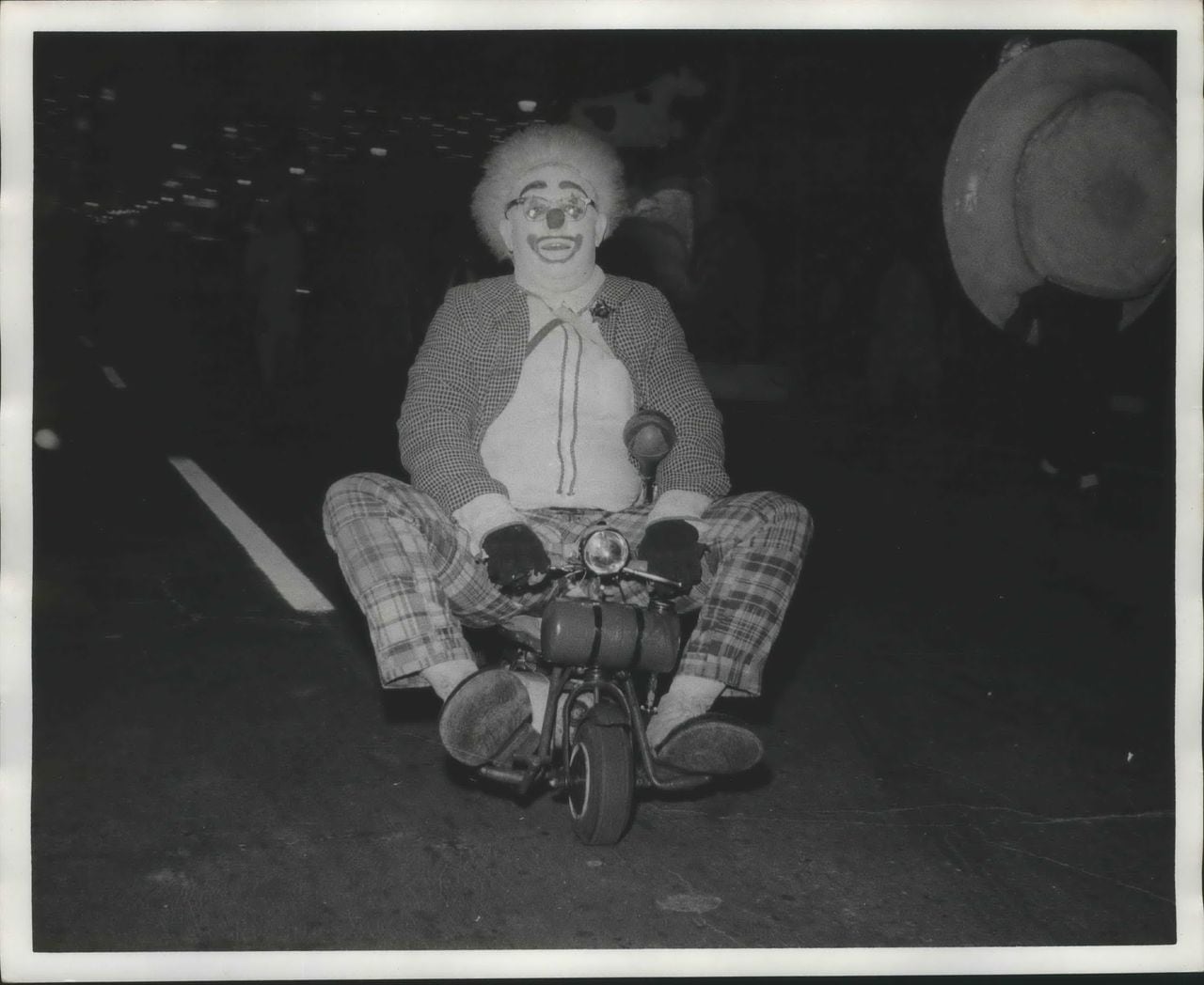 1966 Press Photo Clown on Tiny Motorcycle at Balloon Parade in Birmingham, Ala.